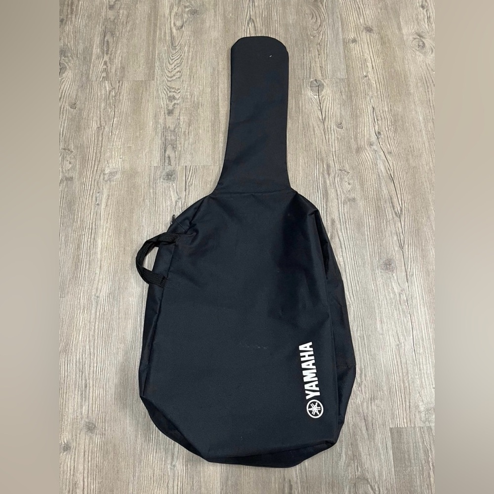 Yamaha guitar soft case with strap
